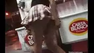 فريحة تمارس الجنس بقوة: وضعية الكلب وإنهاء بالقذف الداخلي