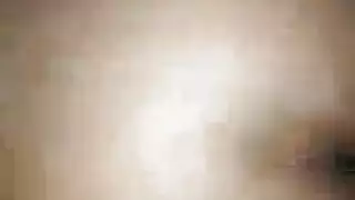 التصقت بصديقتها من الوراء