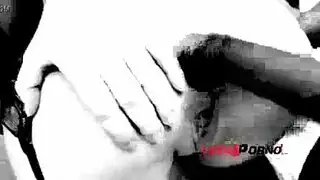 ثنائي صريح: فتاة شقية تخدم رجلاً وشقيقته