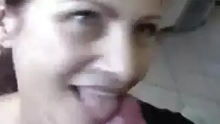 امرأة ناضجة تتفاجأ بممارسة جنس جماعي