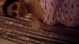 معجنات وقحة تتوسل للحصول على قذف على الوجه
