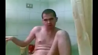 شاب مصري ناعم يستمني في مشهد حمام مبلل