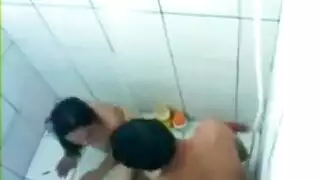 مراهق يستغل امو بمشاهدة افلام اباحية وينكيها