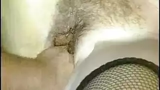 عاهرة شابة تحصل على قذف داخلي في فيلم إكس إكس إكس صريح