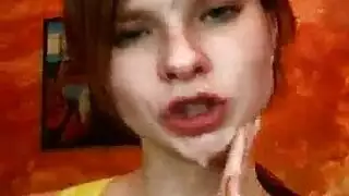 لسان على أثدائها قبل أن يملأ قضيبها السميك فتحتها الضيقة