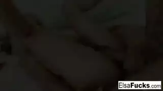 يضربها جيدًا حتى ينزل فيها