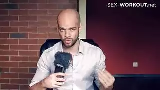 فتاة سمراء ترتدي ملابس ضيقة من الإسباندكس وتتعرض للنكاح العنيف في حلقها وفرجها