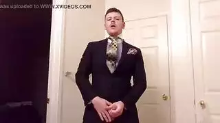 سكس علني في السيارة: الشقراء تأخذه بعمق