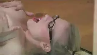 حفلة جنس عربية: جنس جماعي في جناح فاخر