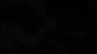 يضع زبه في صحن الطعام
