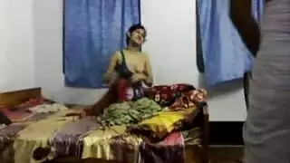 مراهقة سمراء تُمارس الجنس بقوة في المحيط