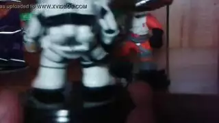 مادا يفعل رجل عندما بنزع ملابسه