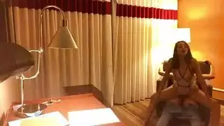 يجب علينا أن نسرع قبل أن يعود والدينا