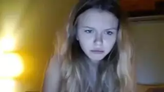 بالكاد قانونية تمص زب وتملأ كسها