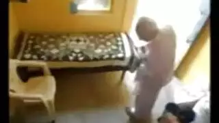 رجل عجوز ومراهقة صغيرة