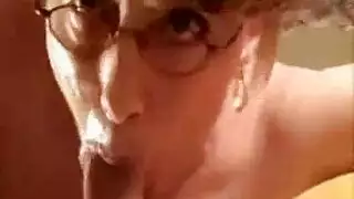 نادلة وقحة تخدم العميل فمويًا ثم تحصل على قذف داخلي