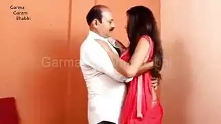 رجل ناضج يفتح ويمارس الجنس مع كس مبلول بقوة