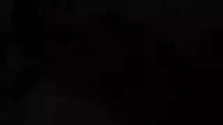 الأبنوس المثير مع العضو التناسلي النسوي محلوق يتيح القذف في ثقوبها لطيف