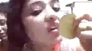 مذهلة ، وقحة خشب الأبنوس مع الوشم على رأس رجلها ولعق قضيبه المشعر