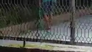 المراهق النحيف وصديق والدها يمارسان الجنس في السر مثل الجنون ، بينما لا أحد يراقبهما