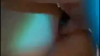 الفتاة الشقراء تركب الديك بينما يراقبها شريكها في غرفة الفندق