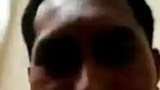 طبيب نسائي مقرن يحلب حلمات مراهقة صلبة