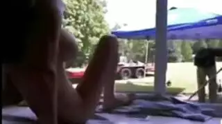 البستاني قرنية يحمل بوسها