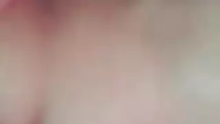 يحصل أكل كس الآسيوية لطيف من قبل لعبة بحجم العين