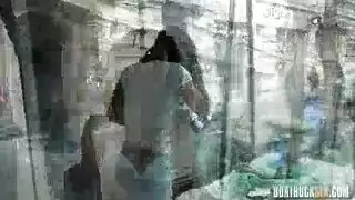 انه الملاعين مع الرجل الذي هو غريب