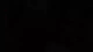 مثير نيفيا في سراويل صفراء ضيقة