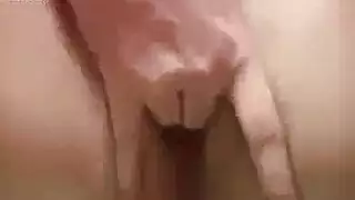 امرأة شقراء مفلس تمتص ديك حبيبها مع فركها تنقع كس الرطب في نفس الوقت.