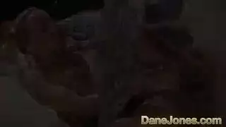 شقراء رومانسية تمتص قضيب صديقتها المتصلب بعد أن ضبطته يخترق امرأة أخرى