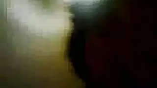 يصرخ الهواة وهي تحصل على سرج