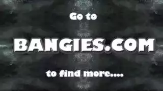 كانت المراهقة الشقراء الشاحبة متحمسة للمعالج الجديد ، لأنه يعرف كيف يجعلها تصرخ بسهولة