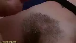 امرأة سمراء مع كس مشعر تحصل مارس الجنس بدلا من الاستعداد للذهاب إلى العمل