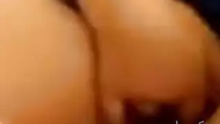 عاهرة عربية في تظهر بوسها