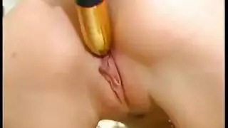 الشق شعر اللعب مع دسار على بطنه