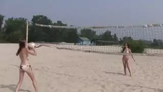 الأخت مع لطيفة الحمار والثدي