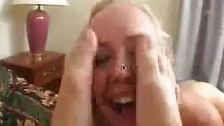 شقراء السمين تمتص الديك الضخم.
