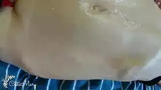 فتاة هواة ترتدي نظارات تمارس الجنس طوال الوقت ، بينما والديها خارج المنزل