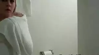شقراء مثير هي مص ديك أمام ابنها والحصول على بوسها ضيق مارس الجنس بشكل جيد