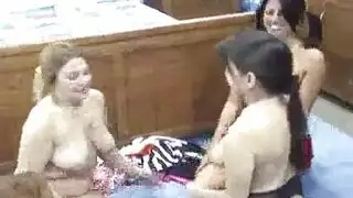 سحاق جماعي بين عدة فتيات ممحونات يتبادلن النيك بينهن