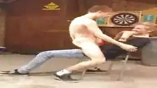 اثنان من الرجال المتحمسين يمارسون الجنس مع فاتنة آسيوية رائعتين على طراز هزلي ، لا يعرفون أنها حامل