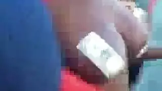 سيدة الأبنوس الحلو حبيبي في الكعوب السوداء ينتظر الكاميرا بابتسامة جميلة.