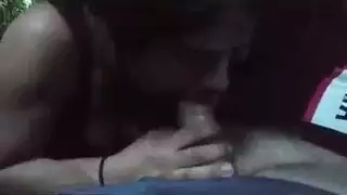 امرأة سمراء مفلس في سراويل داخلية، الهند الصيف تمتص ديك أمام الكاميرا، في غرفة نومها