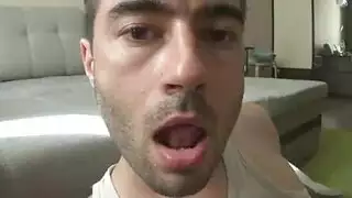 يتعرف الرجل الوسيم في الهند الصيف من كاميرا خفية، بينما على الأريكة.