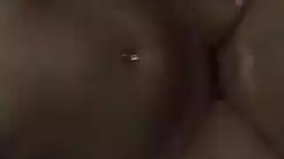 فتاة جامعية جوي تظهر البضائع المثالية