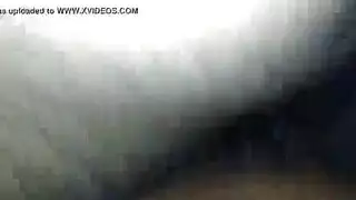 خلع الأحذية السوداء ذات الكعب العالي